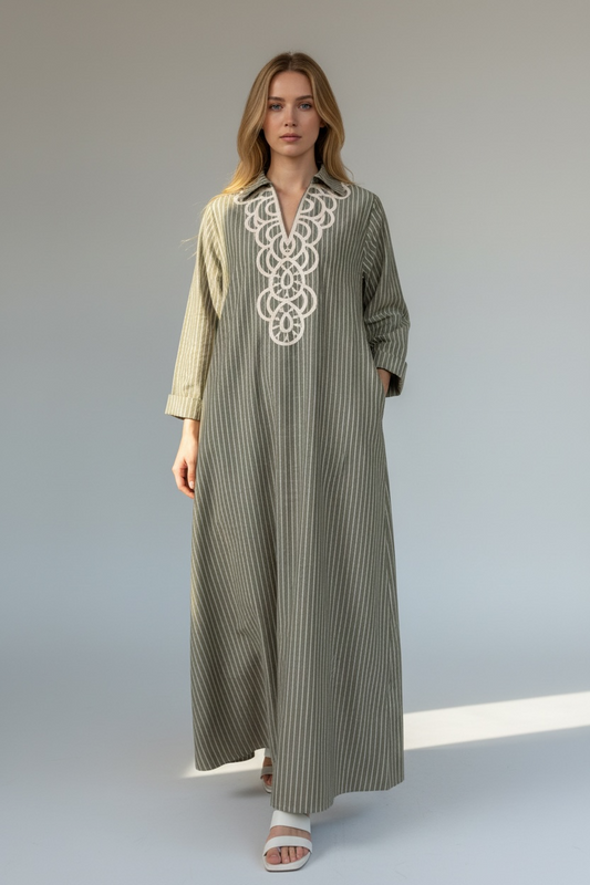 Robe brodée à rayures